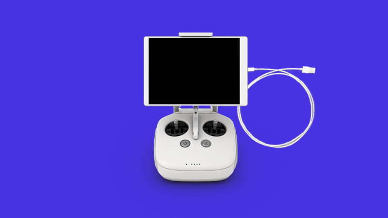 El controlador del DJI Phantom 4 con una tablet y su cable.
